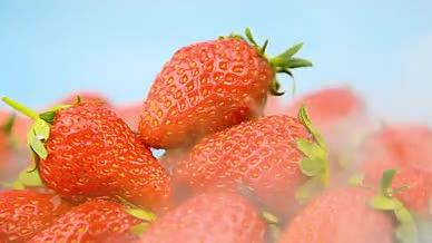 夏日新鲜草莓实拍视频的预览图
